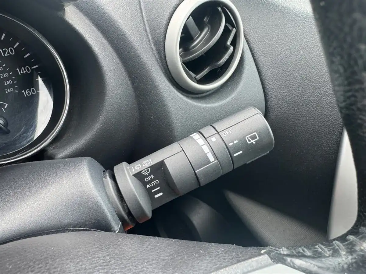 2011-nissan-qashqai-20td-n-tec-4wd-big-15