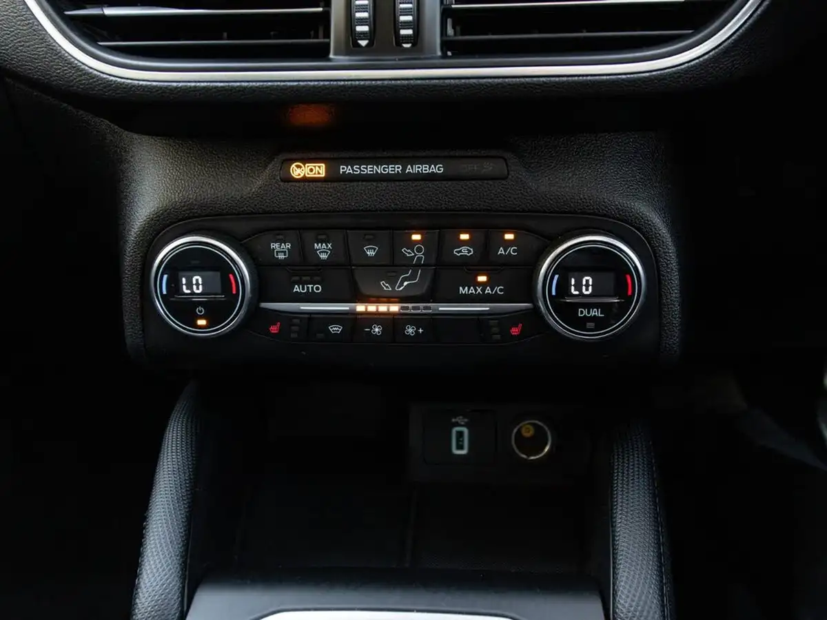 2019-ford-focus-15t-active-x-hatchback-big-30