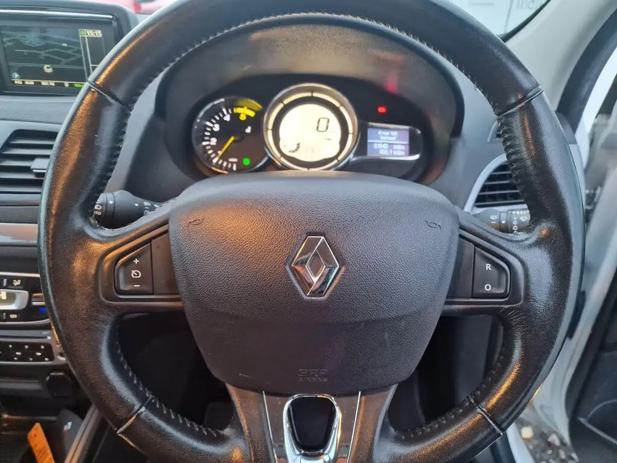 2015-renault-megane-15dci-dynamique-nav-energy-ss-sport-tourer-5d-big-28