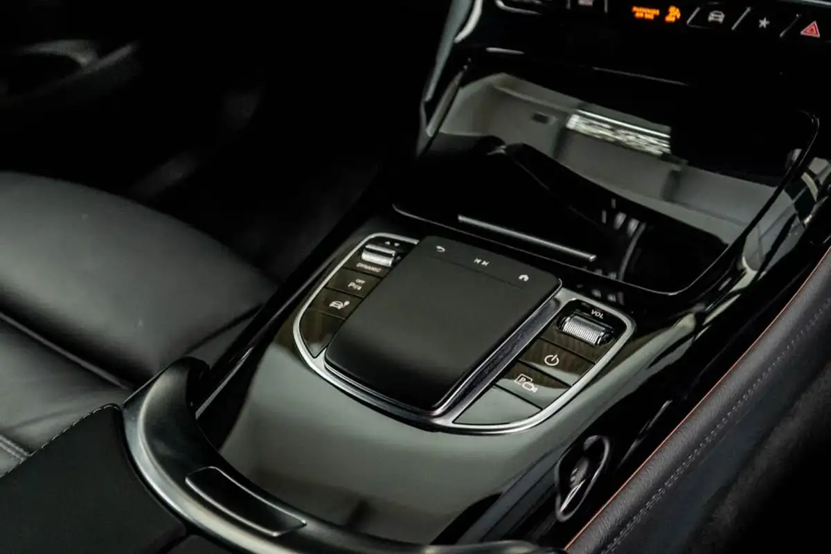 2021-mercedes-benz-eqc-e-eqc-400-amg-line-big-38