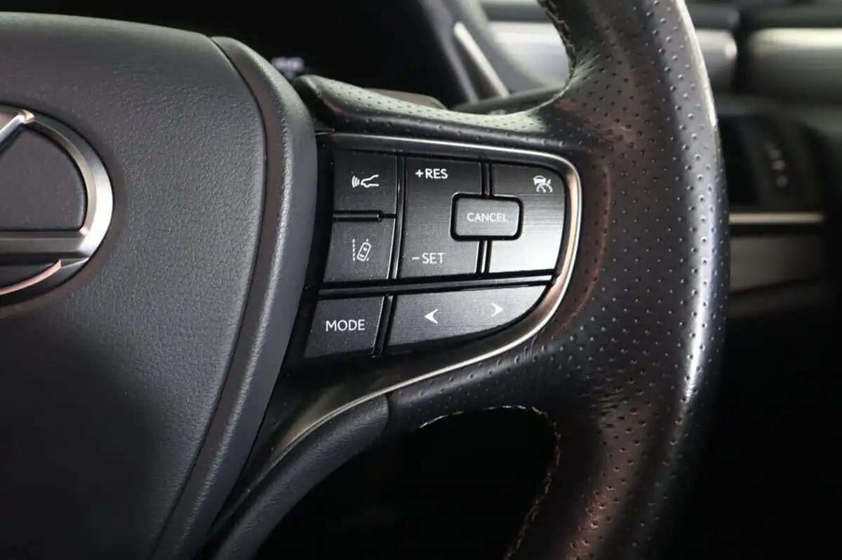 2019-lexus-es-300h-25-f-sport-big-18