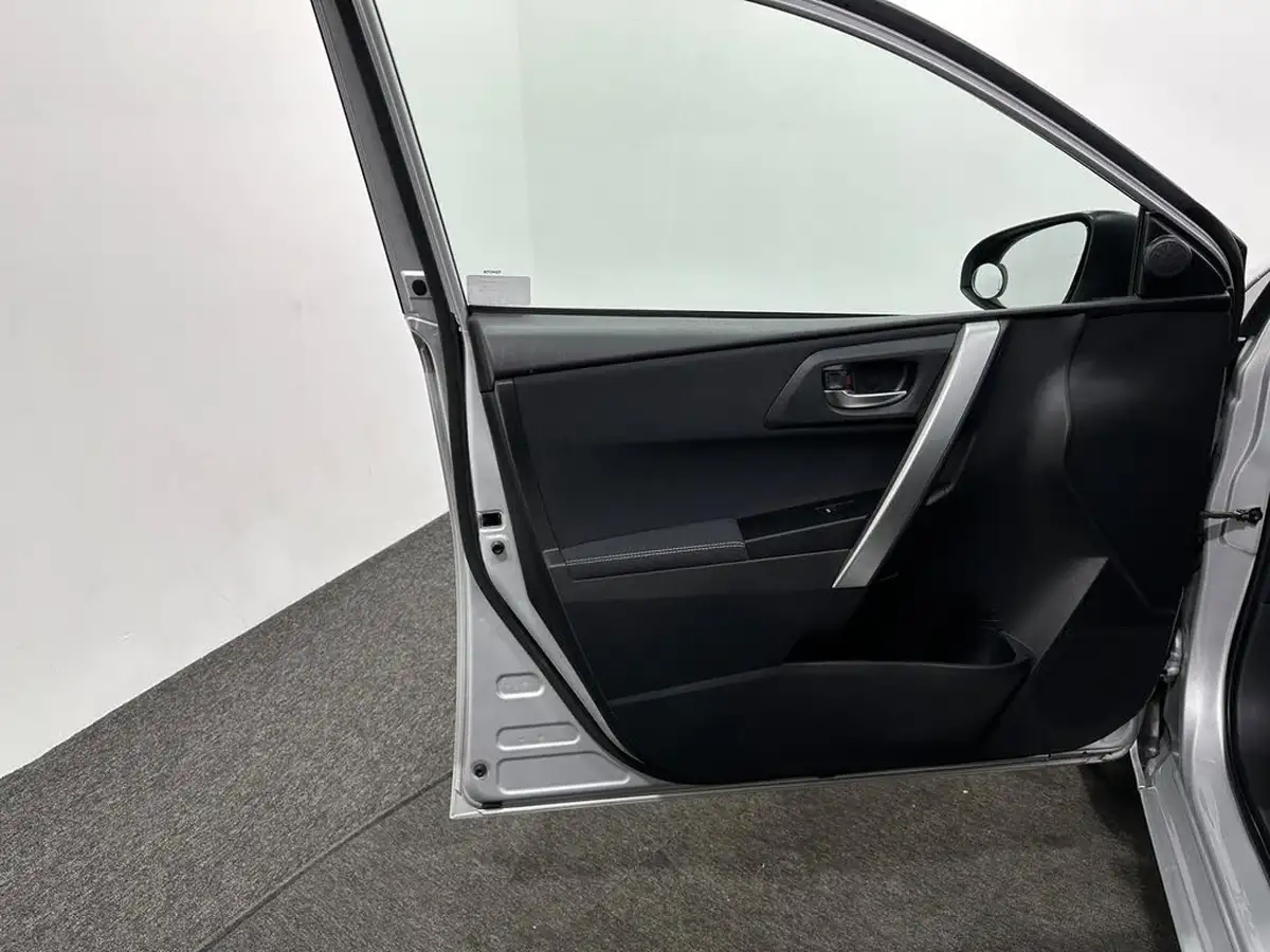 2014-toyota-auris-16-excel-hatchback-big-34
