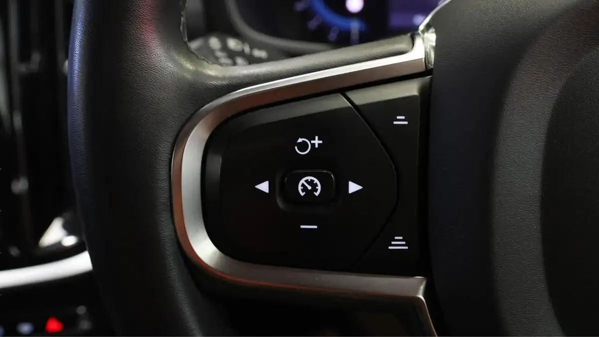 2023-volvo-v60-20-b3-core-big-23