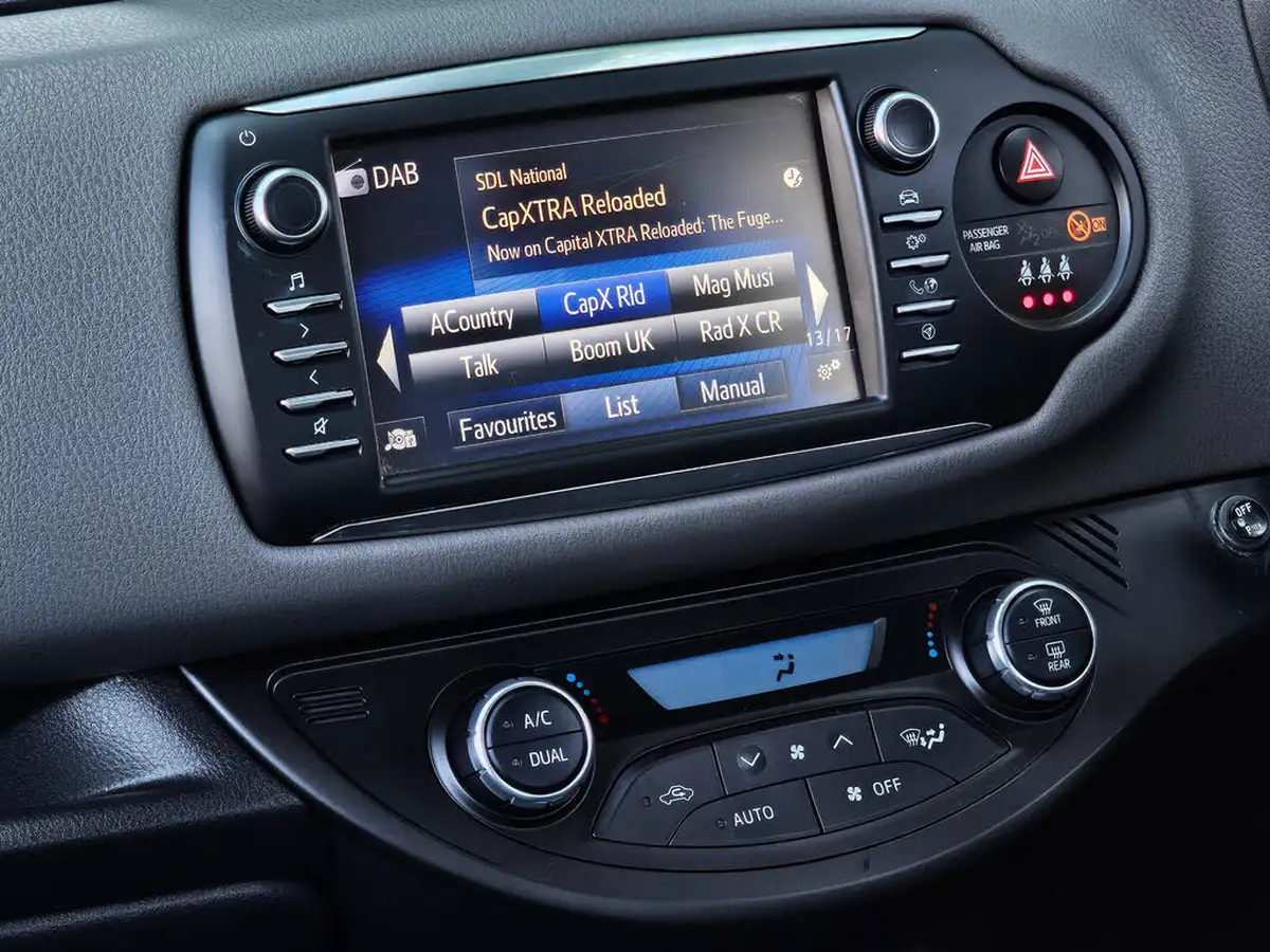 2019-toyota-yaris-15-vvt-i-icon-tech-98bhp-hybrid-1497cc-e-cvt-big-36