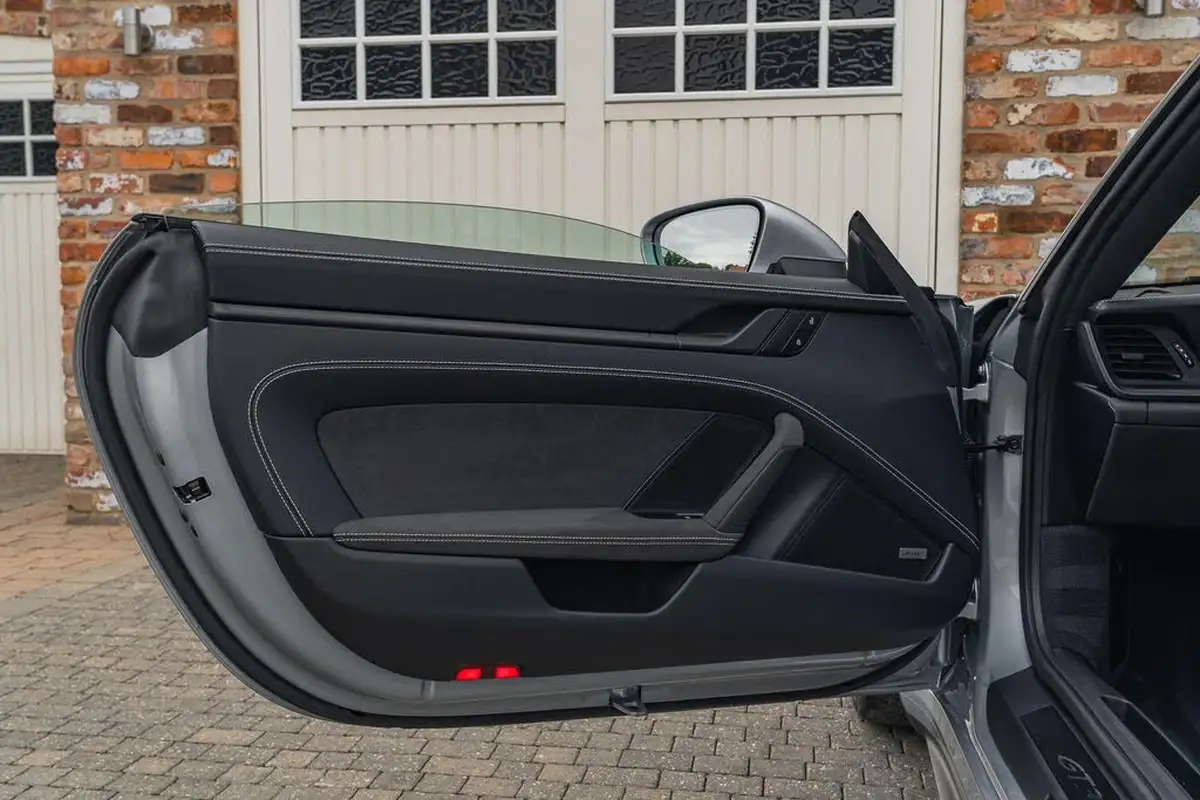 2021-porsche-911-40-gt3-rwd-big-35
