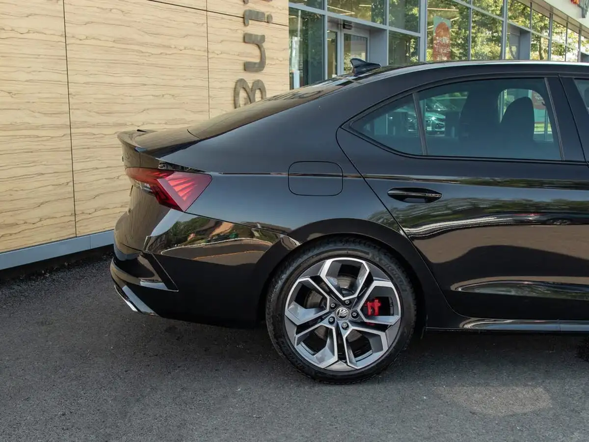 2023-skoda-octavia-20-tsi-vrs-hatchback-dsg-big-6