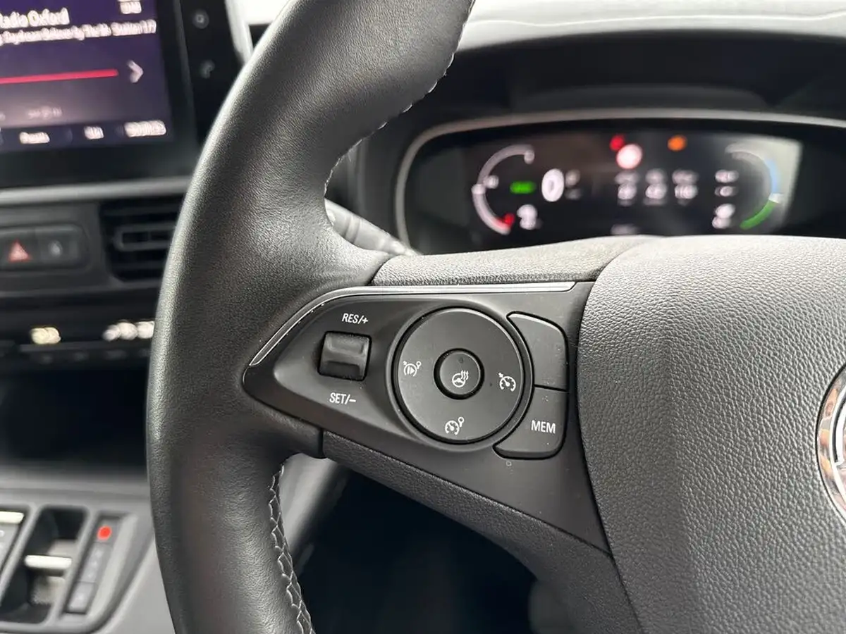 2024-vauxhall-combo-life-e-ultimate-big-15