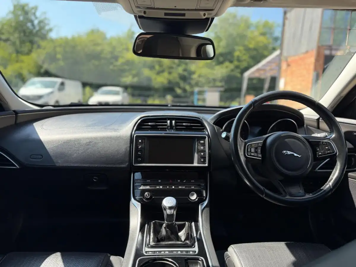 2016-jaguar-xe-20td-portfolio-180ps-big-14