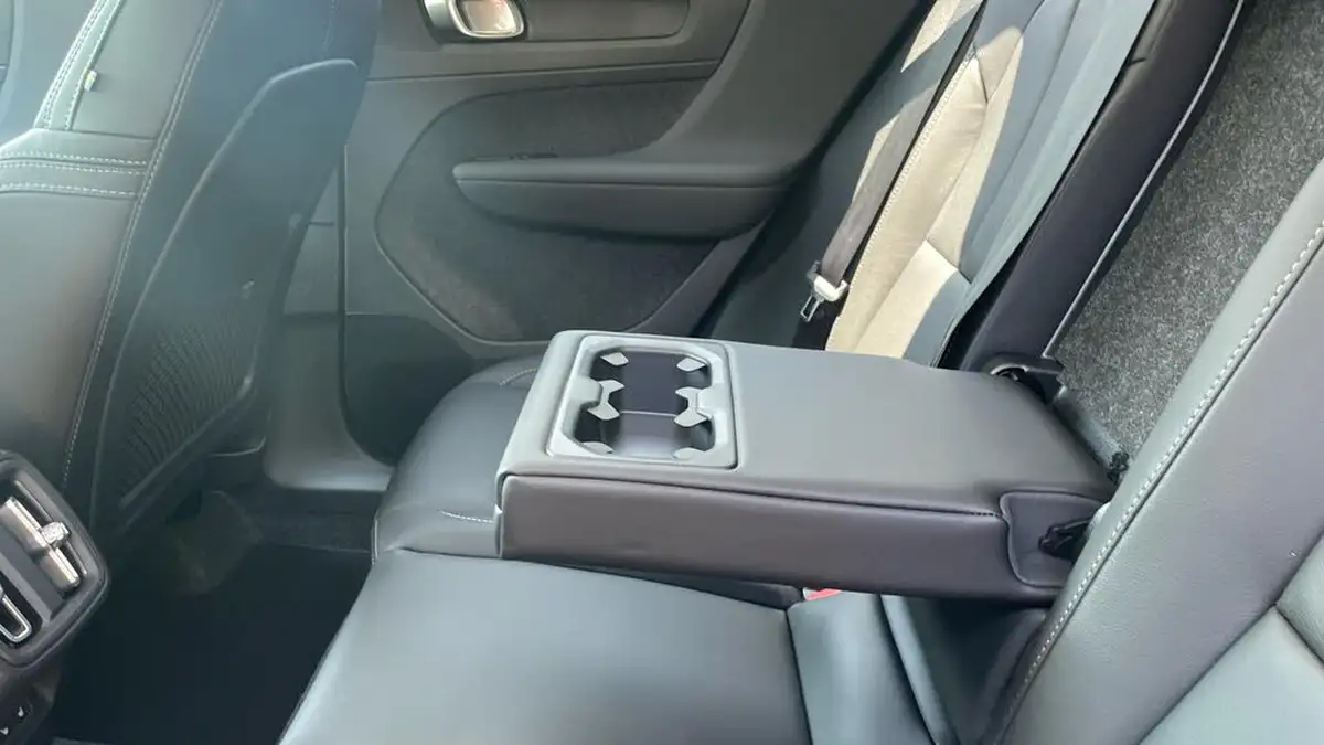 2025-volvo-xc40-20-b4-ultra-dark-big-32