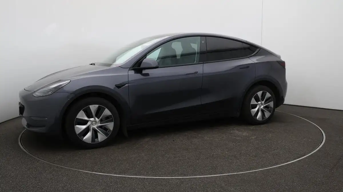 2022-tesla-model-y-e-long-range-big-49