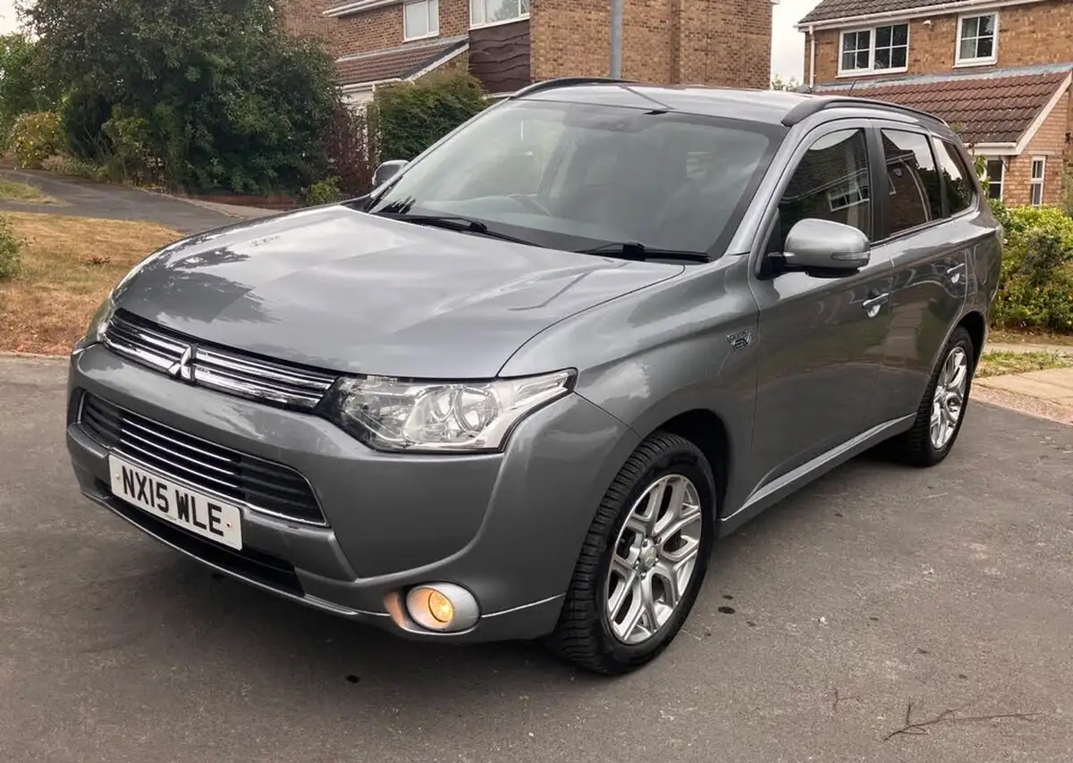 2015-mitsubishi-outlander-20-gx3h-phev-5st-big-3