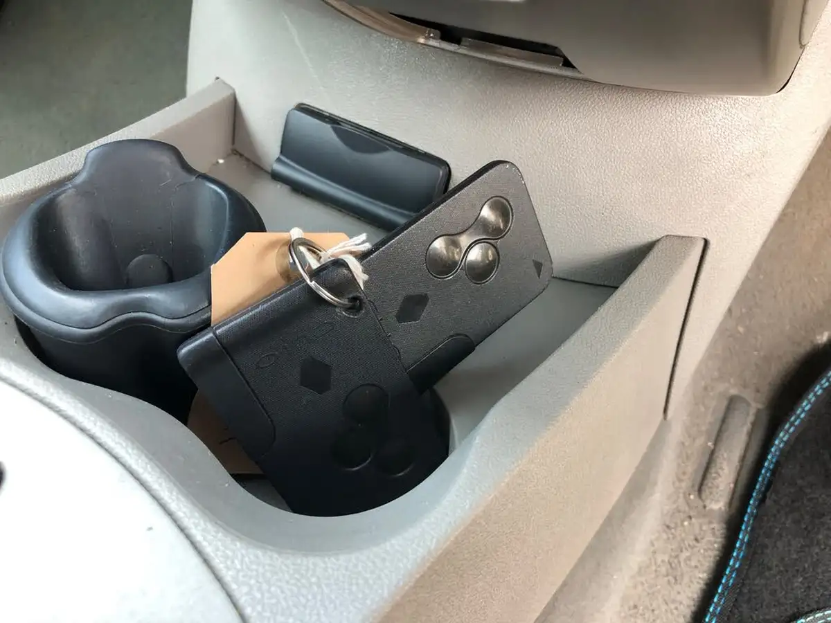 2010-renault-clio-16-initiale-tomtom-big-18