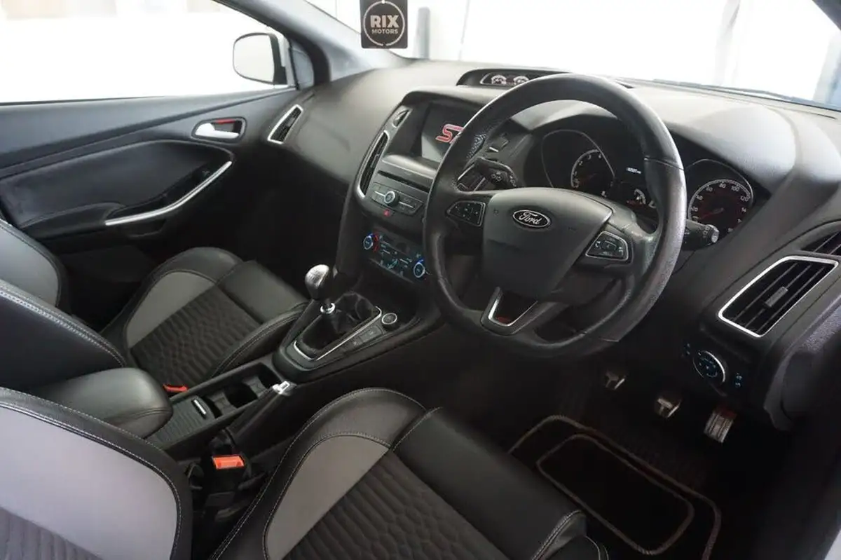 2018-ford-focus-20t-st2-hatchback-big-17