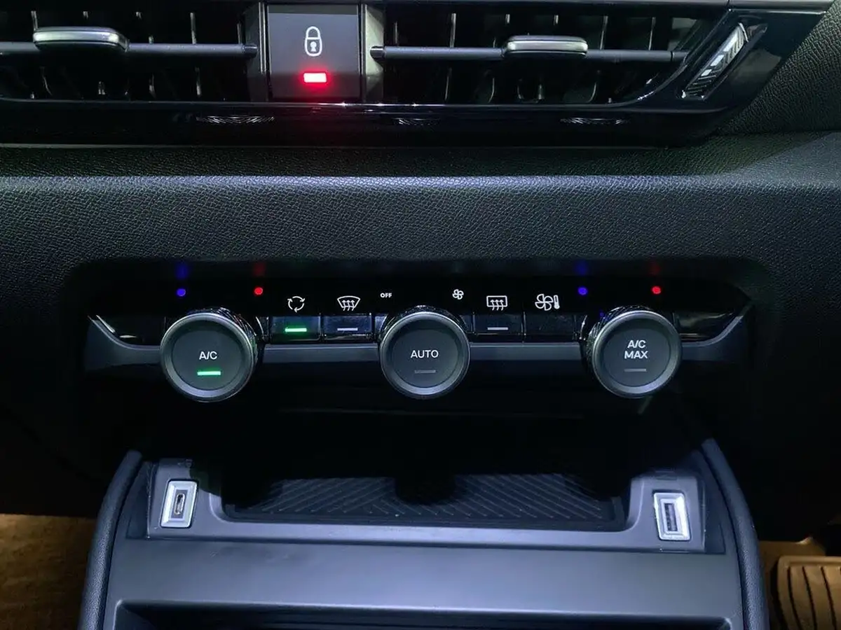 2022-citroen-c4-e-sense-big-38