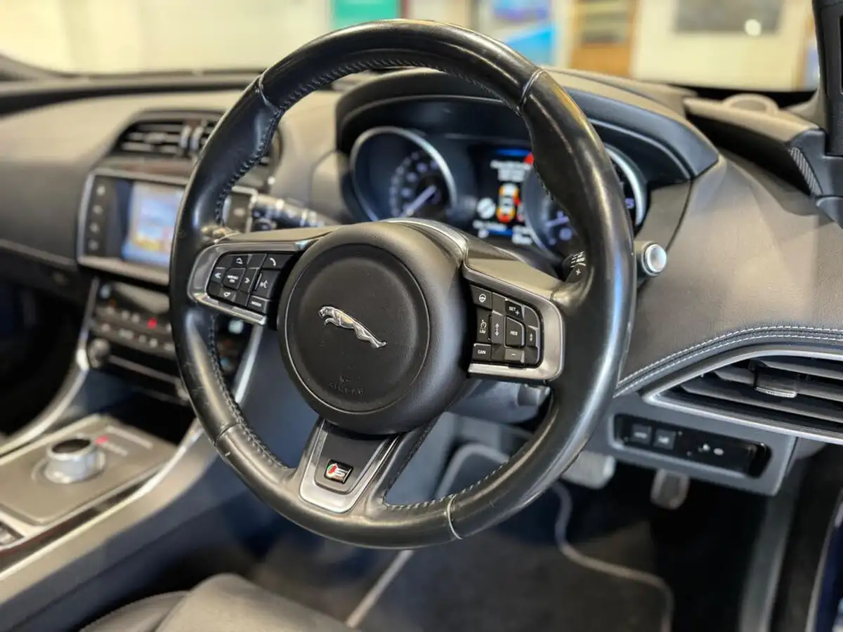 2015-jaguar-xe-30-s-big-16