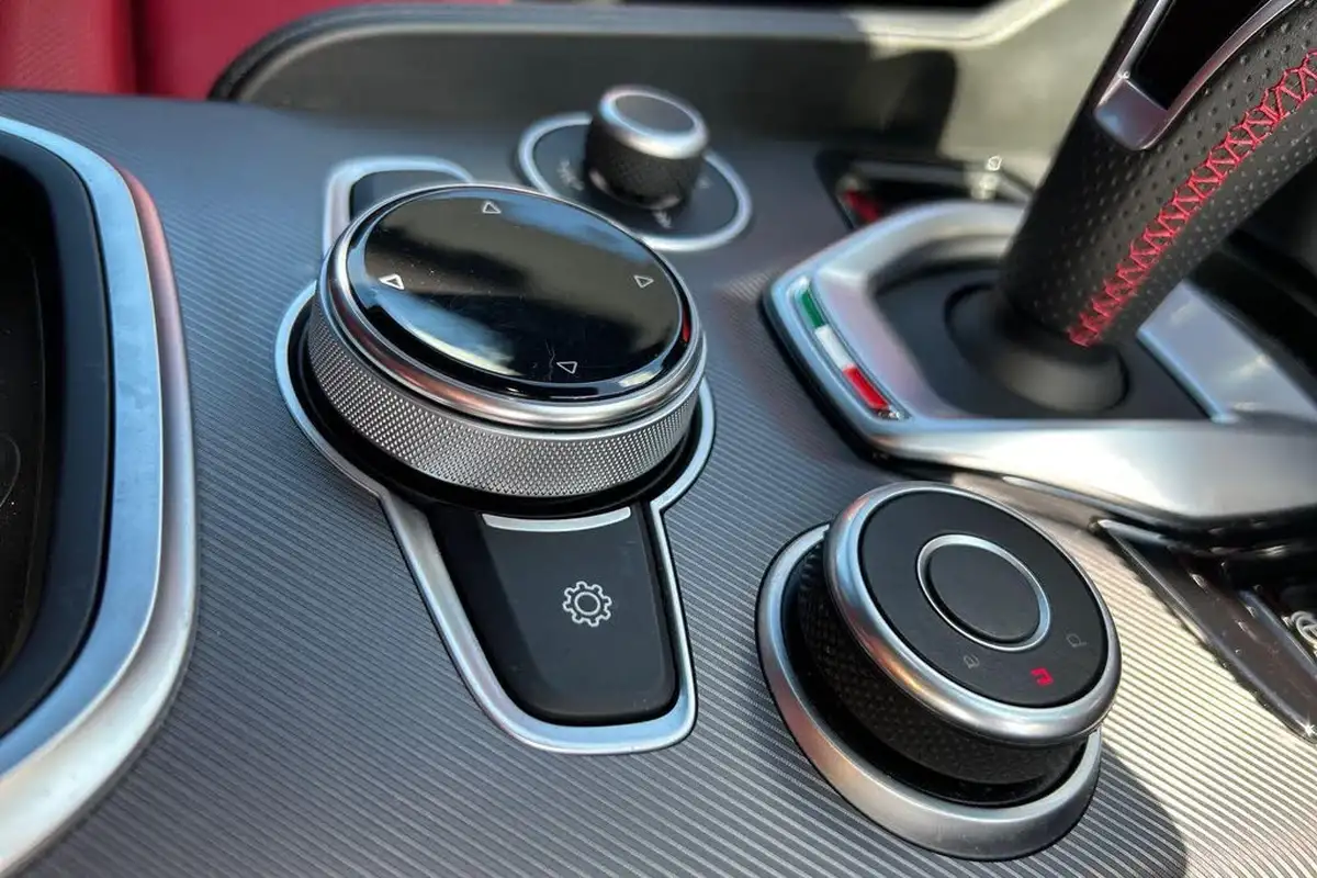 2021-alfa-romeo-giulia-20-veloce-276bhp-big-20