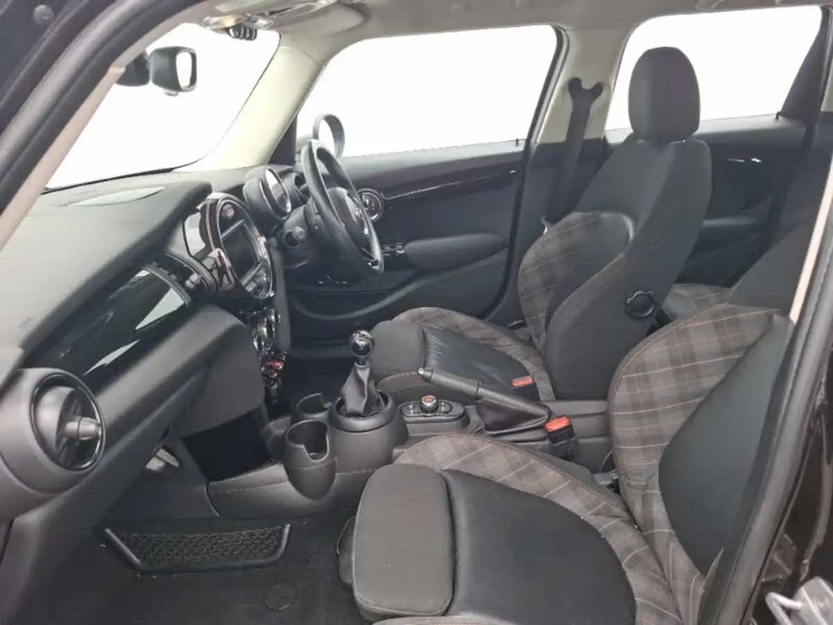 2017-mini-cooper-15-cooper-seven-5d-big-4