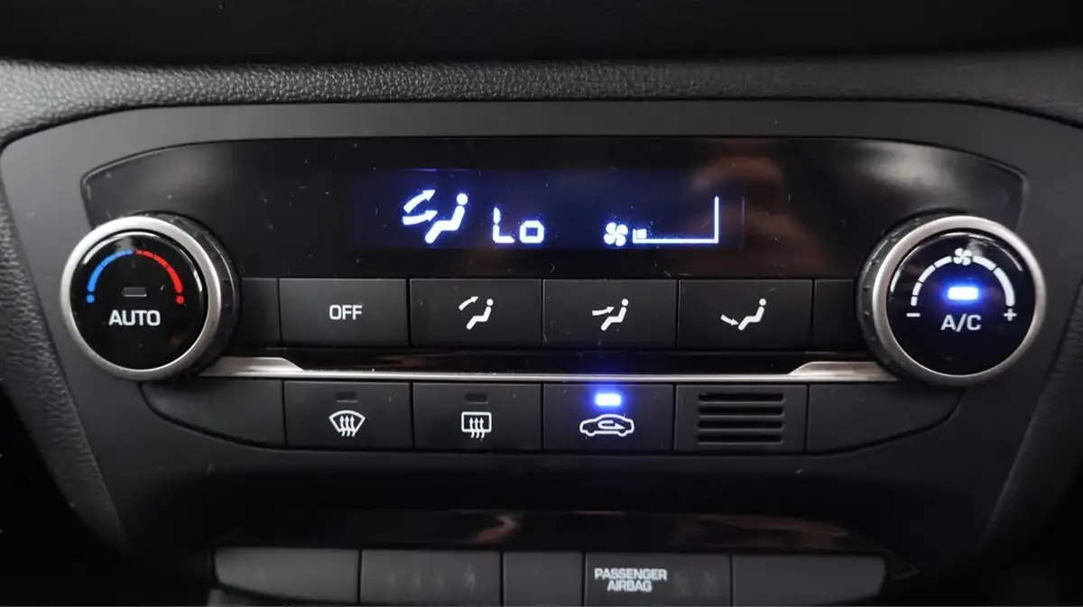 2019-hyundai-i20-12-premium-nav-mpi-hatchback-5d-big-11