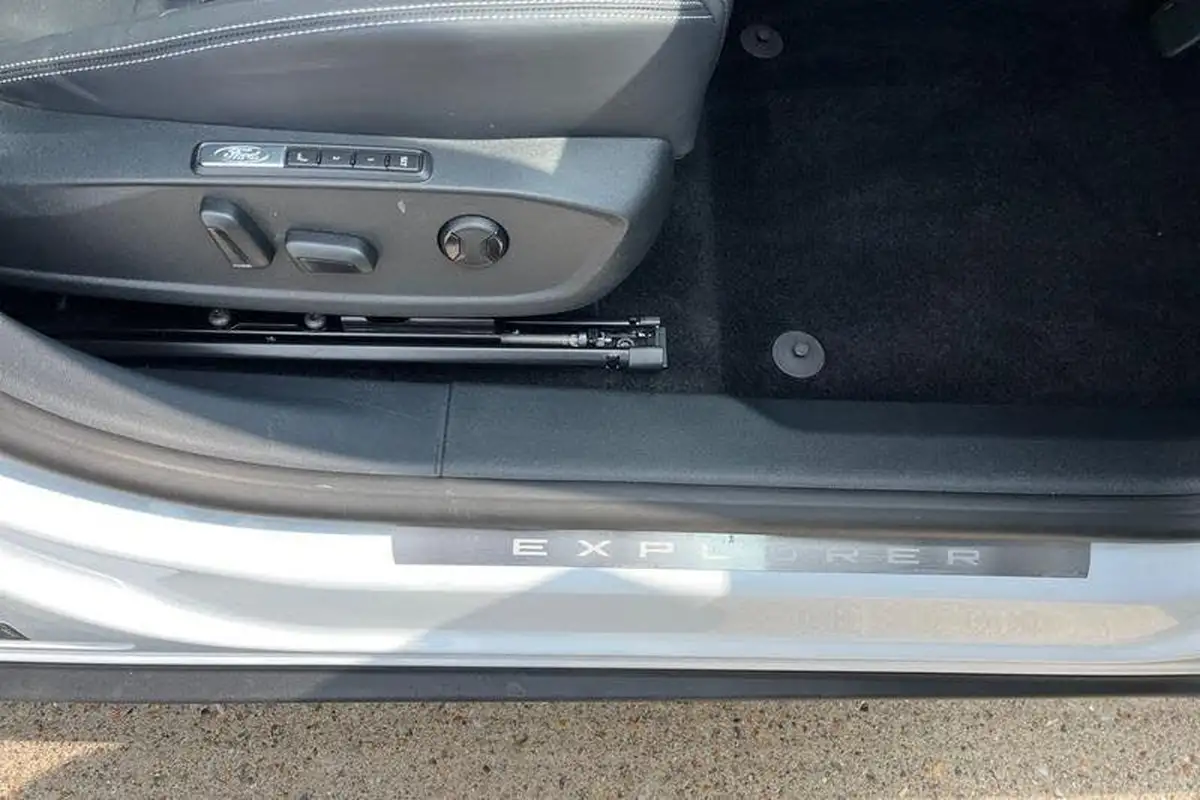 2024-ford-explorer-e-premium-286ps-77kwh-big-38