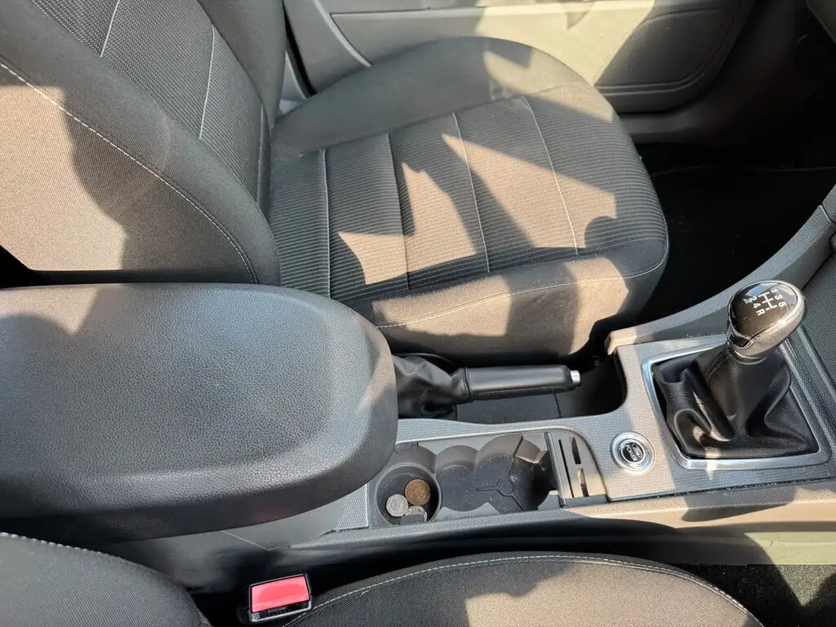 2010-ford-focus-16td-titanium-hatchback-big-12
