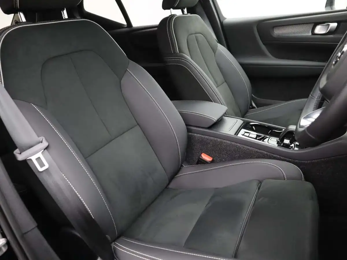 2025-volvo-xc40-20-b4-plus-black-edition-big-12