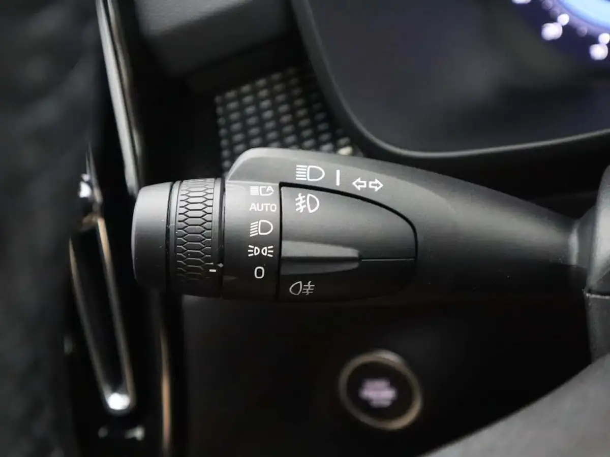 2025-volvo-xc40-20-b4-plus-black-edition-big-36