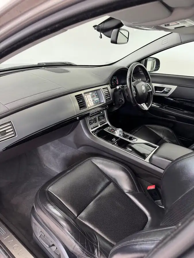2011-jaguar-xf-30td-s-premium-luxury-271bhp-big-9