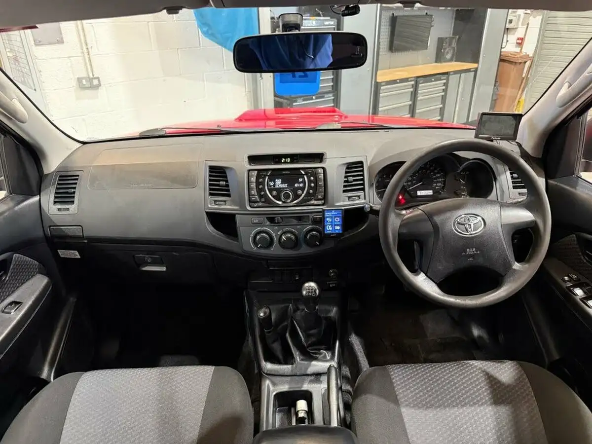 2015-toyota-hi-lux-25td-active-vsc-double-cab-pickup-big-11