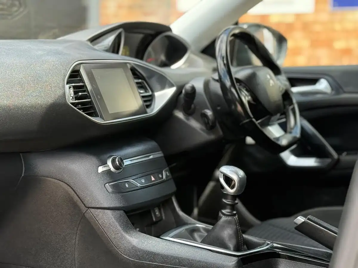 2018-peugeot-308-sw-15-bluehdi-active-15-bluehdi-130bhp-big-11