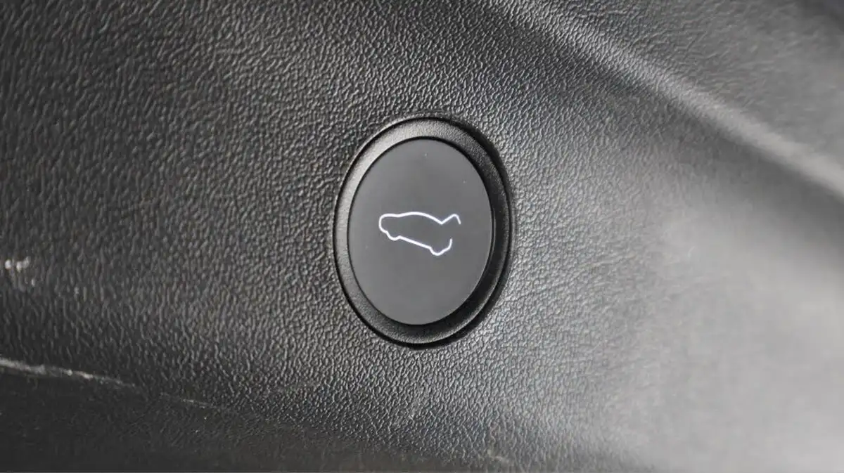 2023-tesla-model-y-e-long-range-big-22