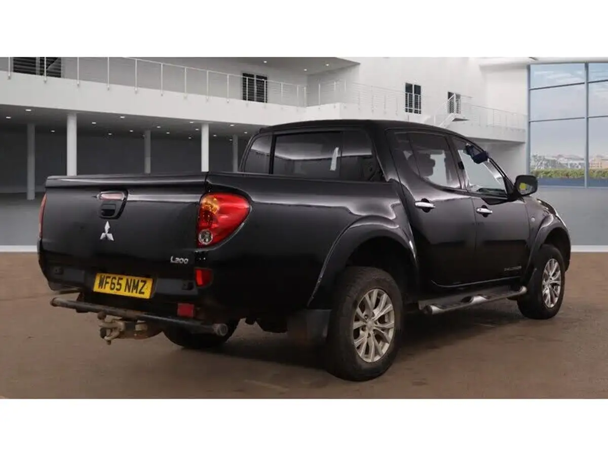 2015-mitsubishi-l200-25td-challenger-big-5