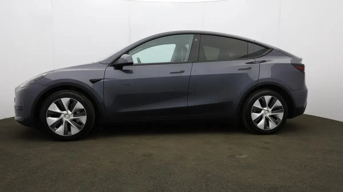 2022-tesla-model-y-e-rwd-big-70