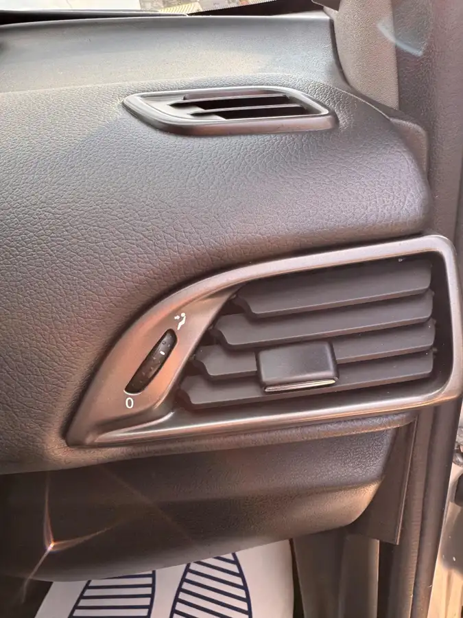 2011-chrysler-ypsilon-12-s-big-25