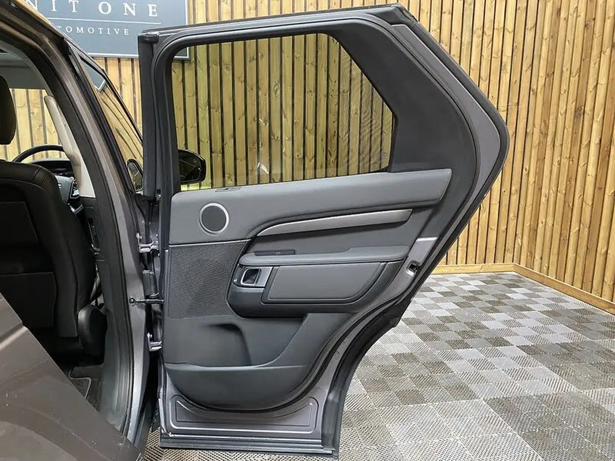 2020-land-rover-discovery-30-sd6-hse-big-50