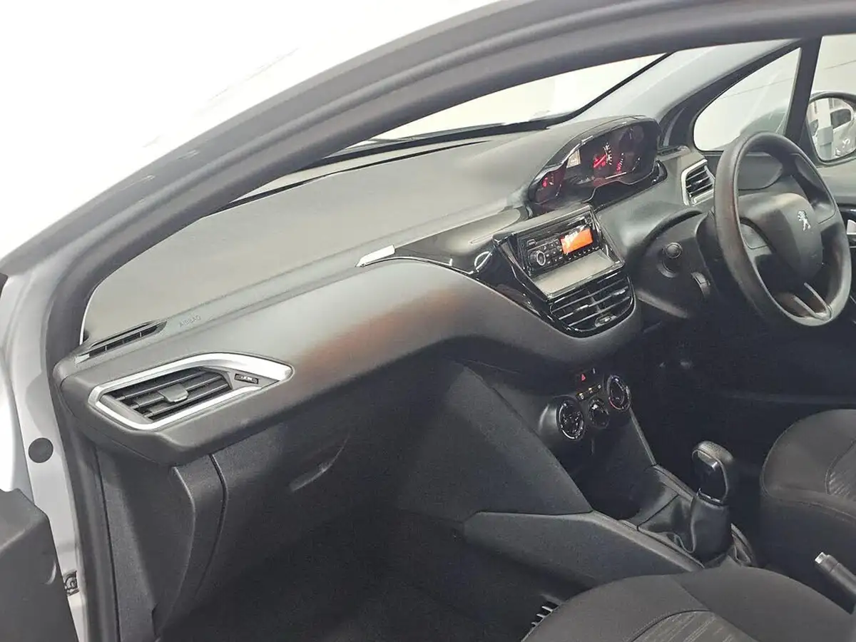 2015-peugeot-208-10-access-5d-big-14