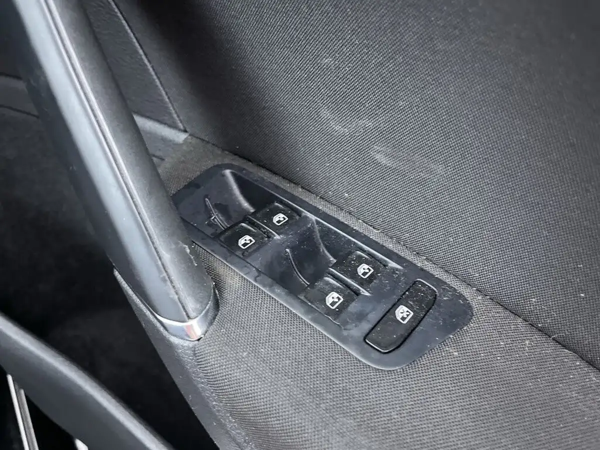 2015-volkswagen-golf-14-match-5d-dsg-big-49