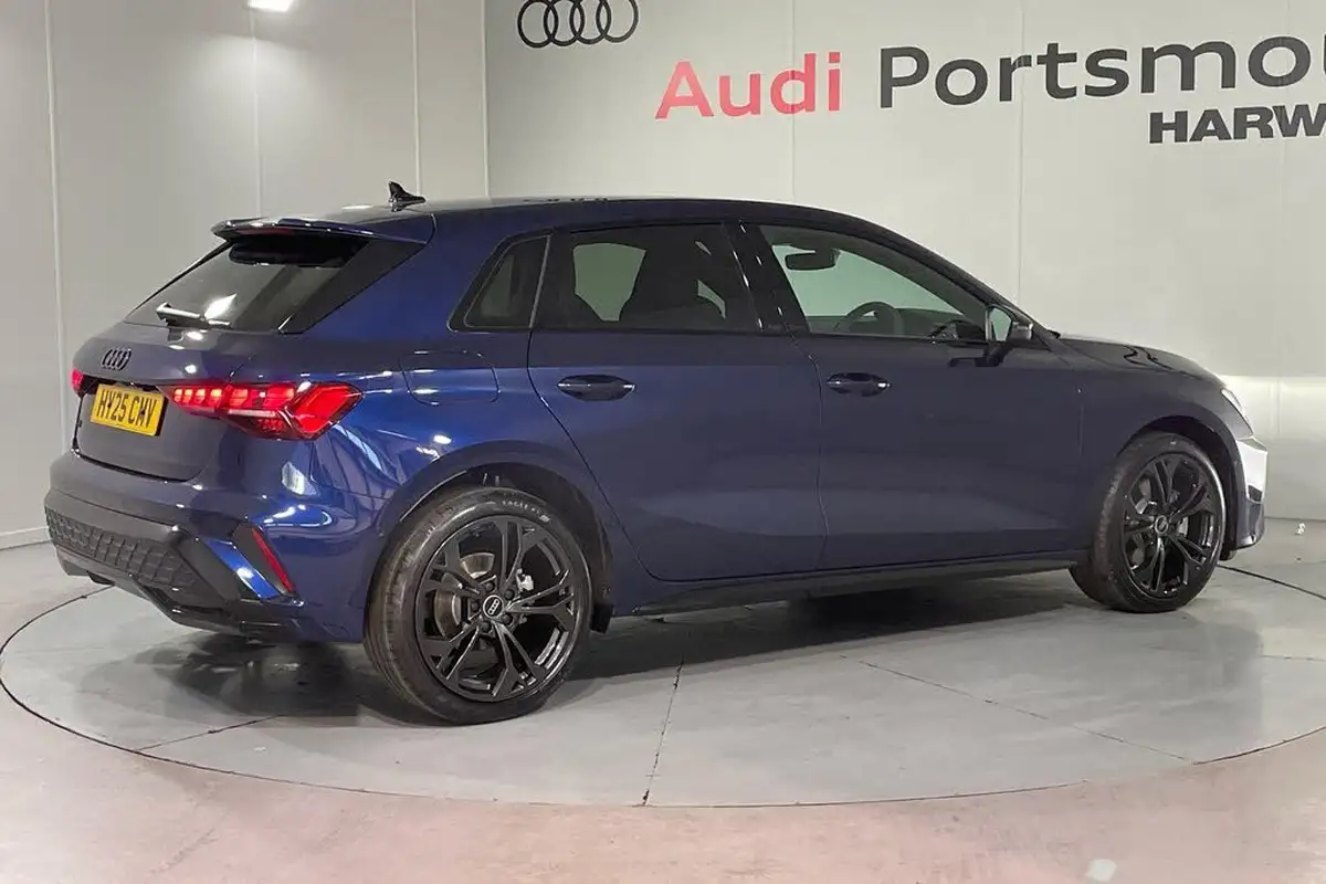 2025-audi-a3-15-40-tfsi-e-black-edition-big-9