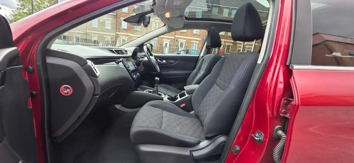 2014-nissan-qashqai-15dci-acenta-premium-big-17