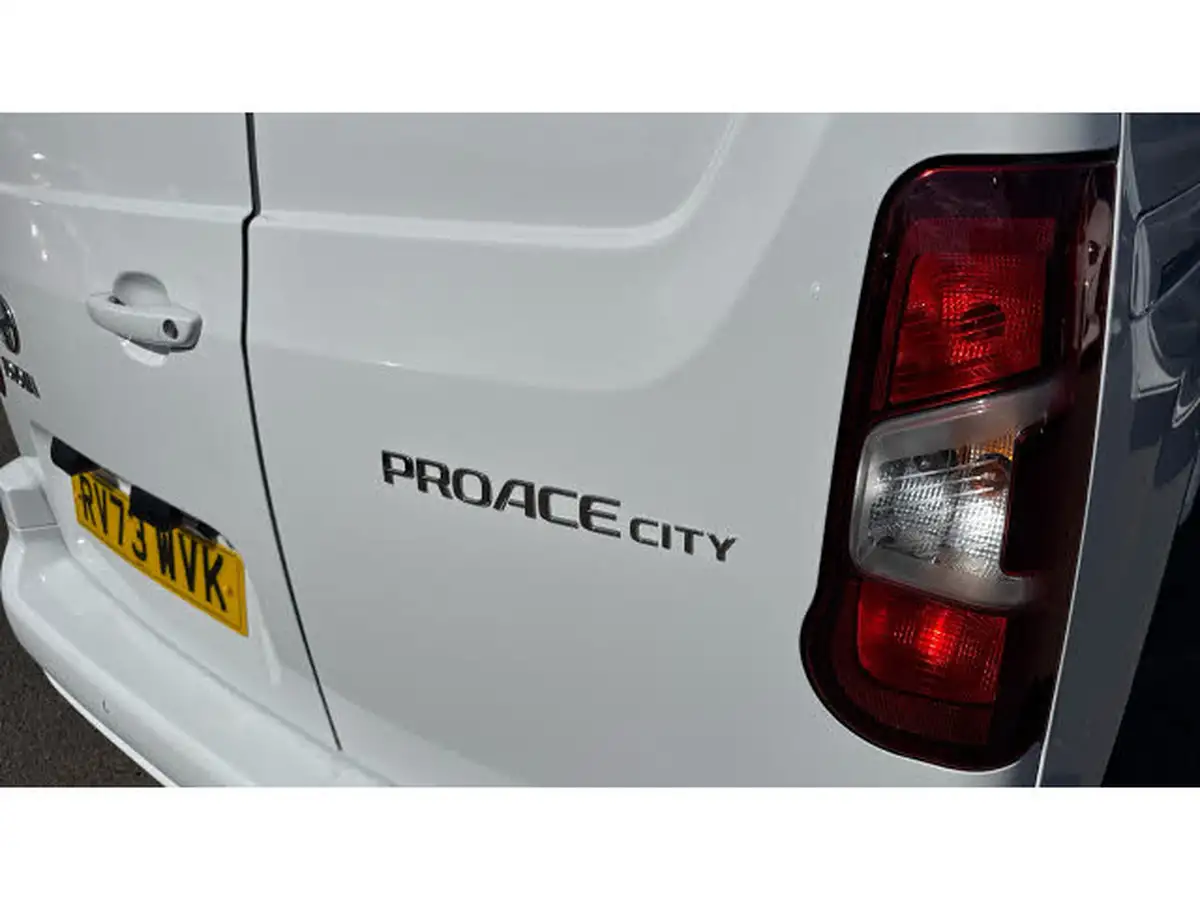 2023-toyota-proace-city-15d-design-100hpeu6d-big-21
