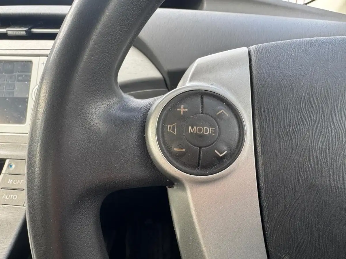 2014-toyota-prius-hybrid-big-15