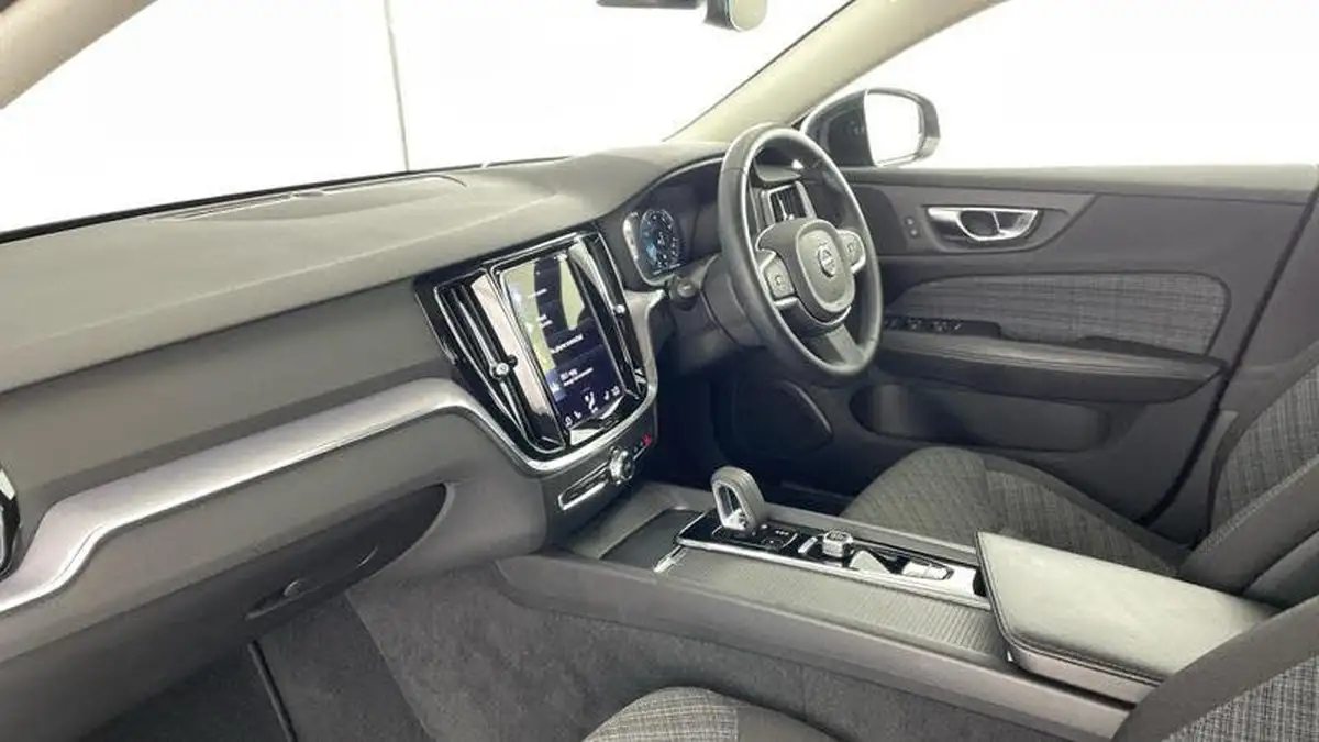 2022-volvo-v60-20-b3-momentum-161bhp-big-1