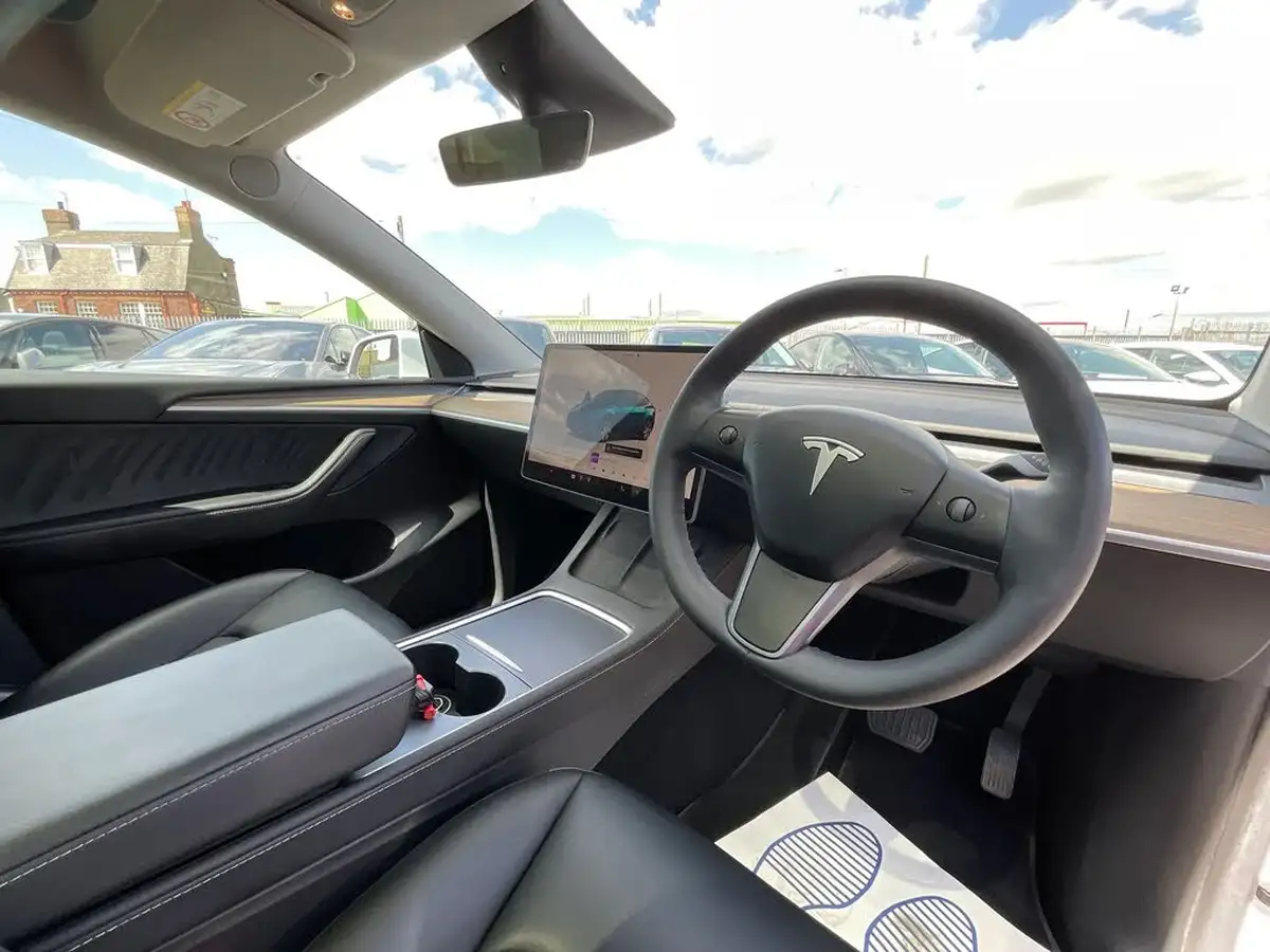 2022-tesla-model-y-e-long-range-big-6