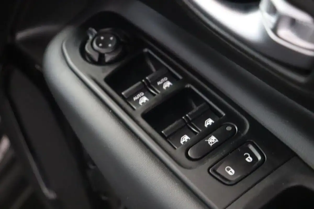 2021-jeep-renegade-10-gse-night-eagle-big-34