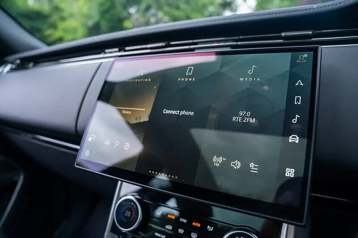 2022-land-rover-range-rover-30-p400-se-big-39