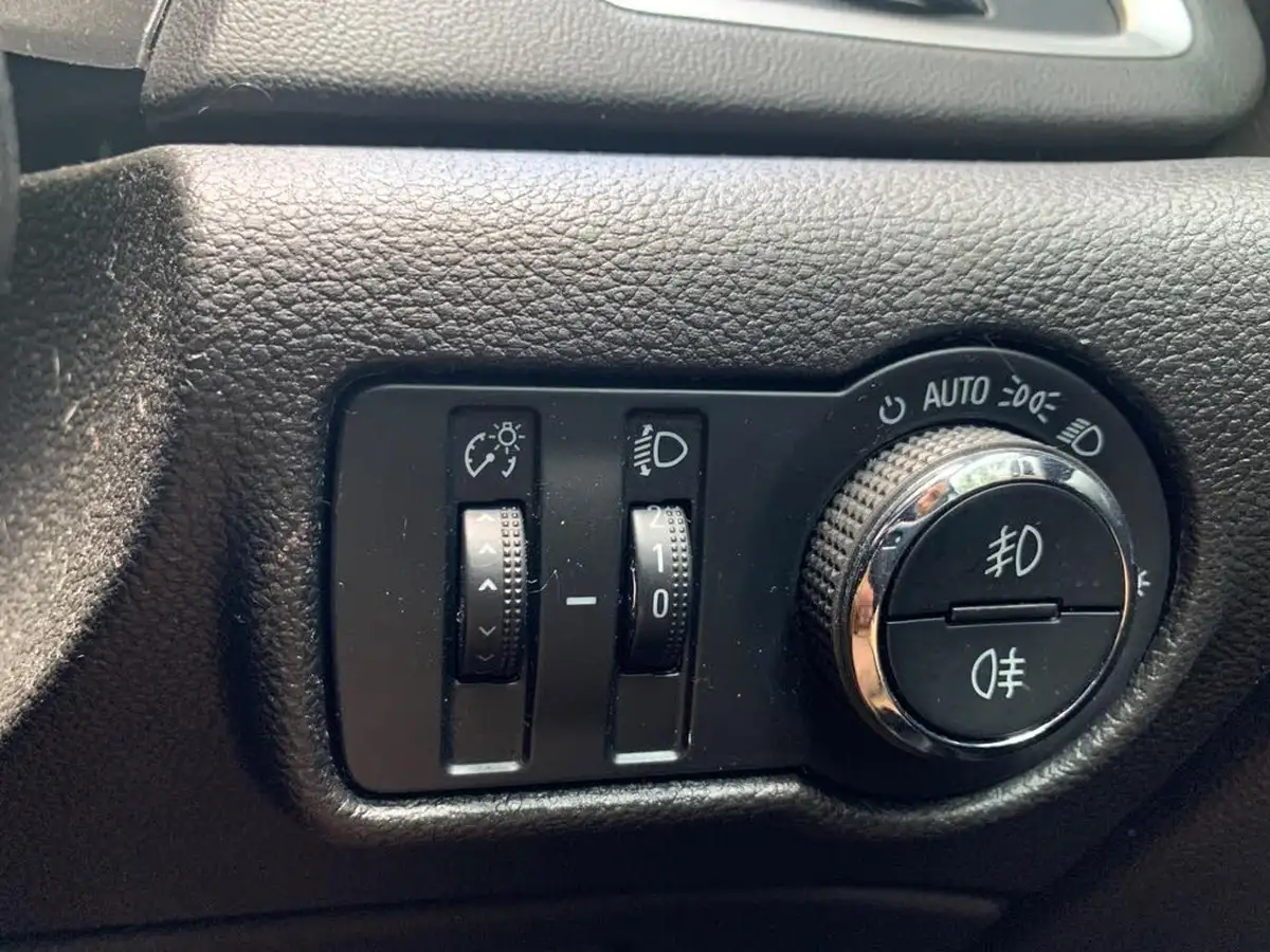 2013-vauxhall-astra-16-elite-vvt-115ps-hatchback-big-26