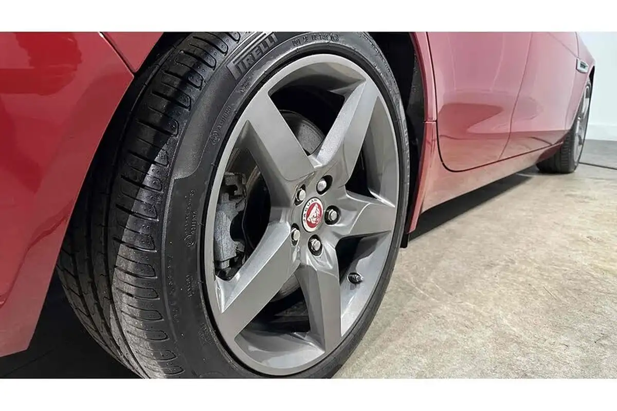 2015-jaguar-xe-20-prestige-big-15