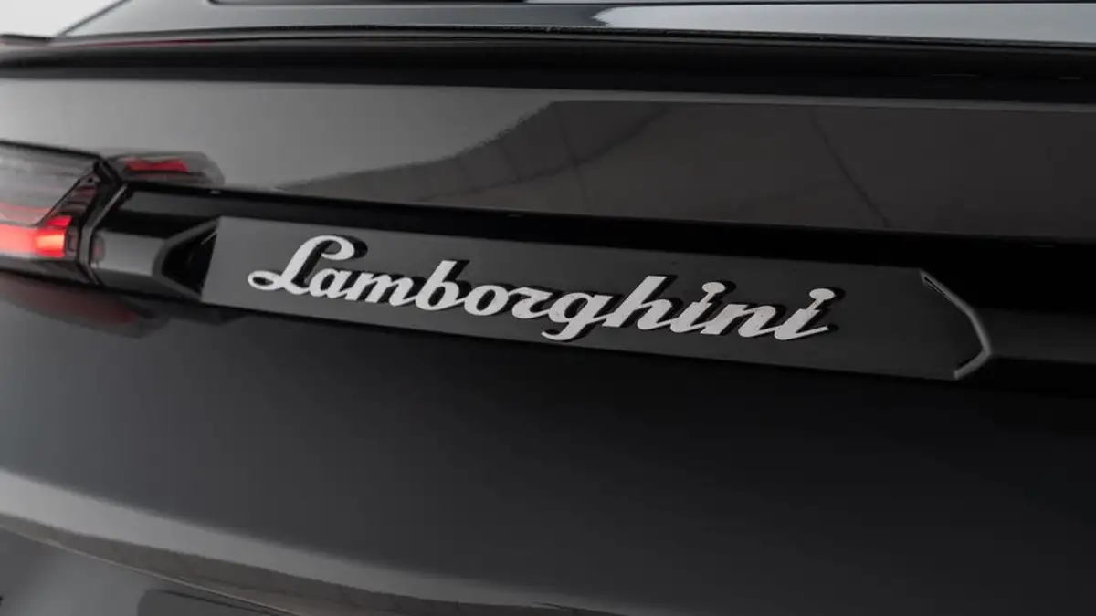 2024-lamborghini-urus-40-no-trim-big-13