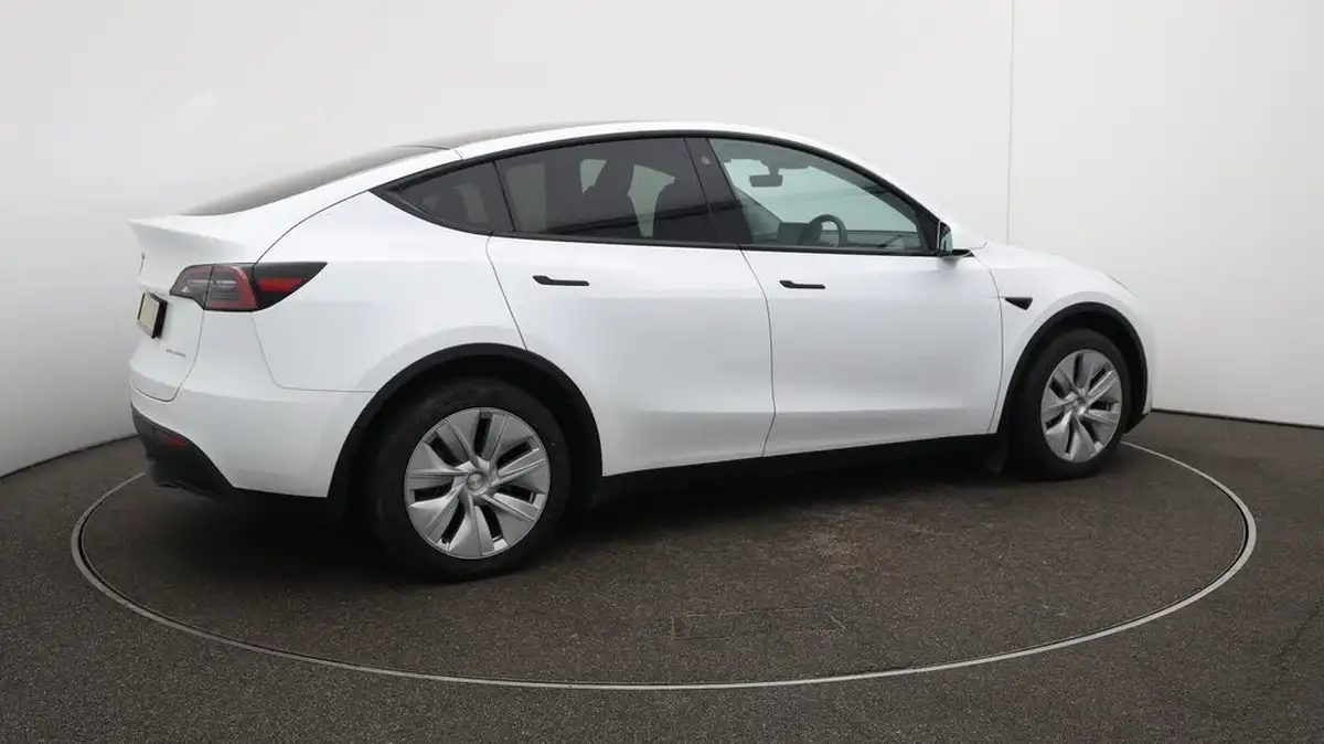 2023-tesla-model-y-e-long-range-big-49