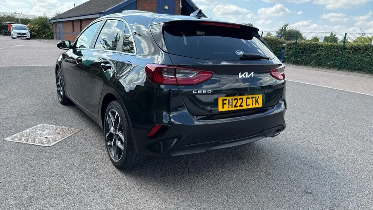 2022-kia-ceed-15-t-gdi-3-hatchback-big-26