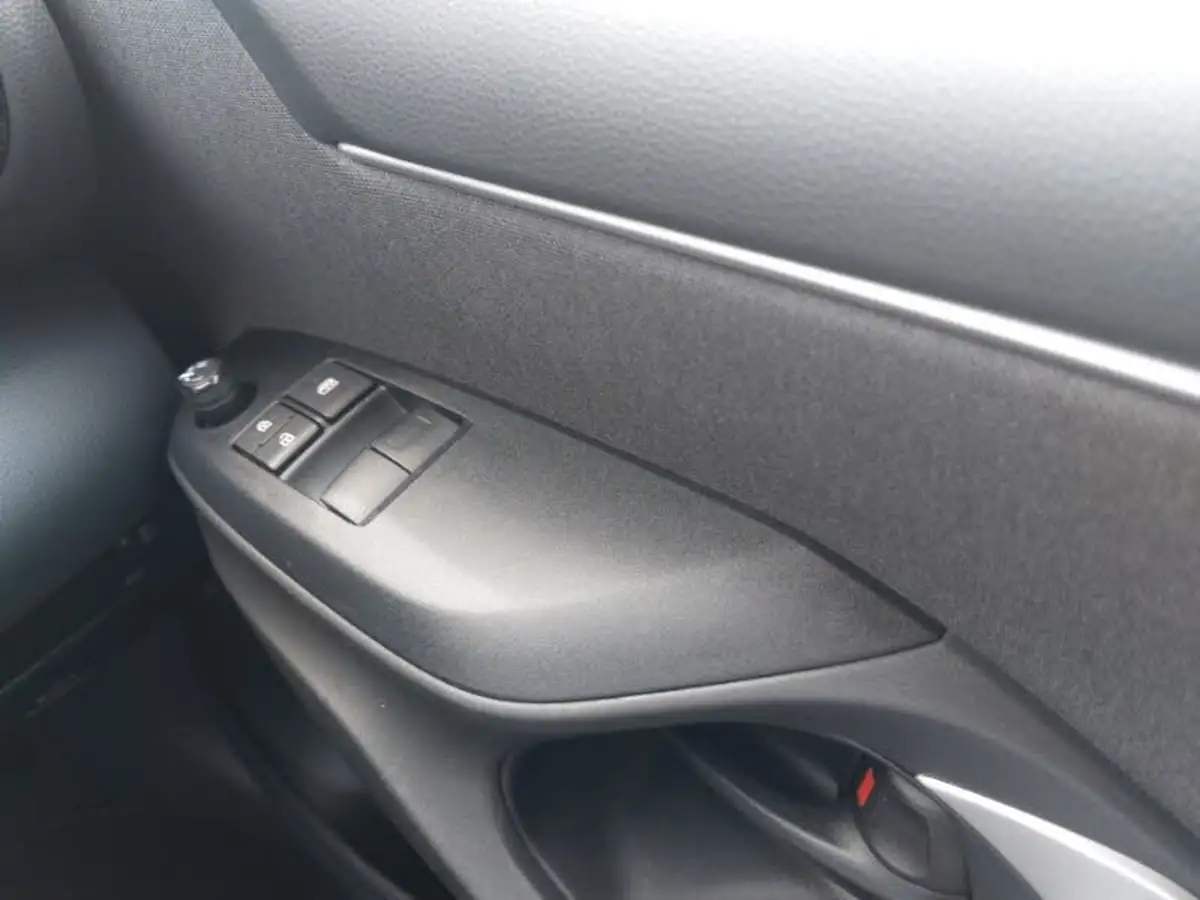 2023-toyota-yaris-15-vvt-i-icon-big-9
